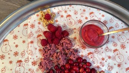  Weihnachtsbaum-Snackboard aus verschiednenen Plätzchen und Beeren. 