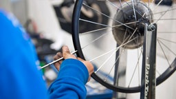 Fahrradmechaniker bei der Reparatur eines Fahrrades