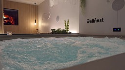 Ein sprudelner Whirlpool.