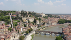Das Bild zeigt den Blick über die Stadt Verona und den Fluss Etsch.