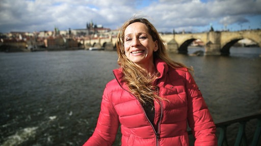 Das Bild zeigt Reisereporterin Tamina Kallert in Prag.