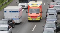 Bei einem Rettungseinsatz wird auf einer Autobahn eine Rettungsgasse gebildet