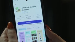 Eine Sprach-App wird fürs Handy installiert.
