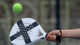 Padel-Schläger und -Ball im Einsatz.