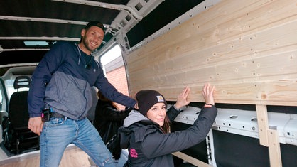 Das Bild zeigt Smiljka und Dario in ihrem Camper-Van.