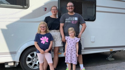 Tamara und Maik mit ihren Kindern Paula und Tilda vor ihrem nagelneuen Camper im heimatlichen Rheda-Wiedenbrück.