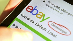 Ein Foto von einem Handy, auf dem die Internetseite von ebay Kleinanzeigen geöffnet ist