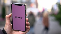 Ein Mobiltelefon mit dem Startbildschirm der Klarna-App