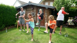 Das bild zeigt wie Dr. Esser mit der Familie zusammen Sport treibt.