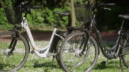 Zwei E-Bikes stehen nebeneinander 