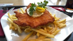 Ein Schnitzel aus einem Restaurant bei einer Raststätte