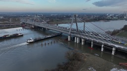 Das Bild zeigt eine Autobahnbrücke.