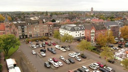 Ein Parkplatz in einer Stadt