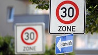 Das Bild zeigt Verkehrsschilder, die auf eine Tempo 30-Zone hinweisen.