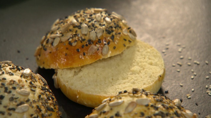 Das Bild zeigt ein aufgeschnittenes Burgerbrötchen.