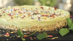  Avocado-Limetten-Cheesecake mit Streuseln und Blüten