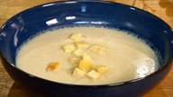 Das Bild zeigt cremige Blumenkohlsuppe mit Knuspercroutons.