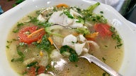 Mediterrane Fischsuppe in einem Teller angerichtet