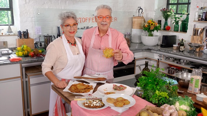 Martina und Moritz bereiten in ihrer Küche Reibekuchen zu