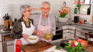 Martina und Moritz bereiten in ihrer Küche verschiedene Kartoffelsalate zu