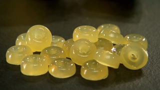 Das Bild zeigt Limoncello-Gummibärchen mit Agar-Agar.
