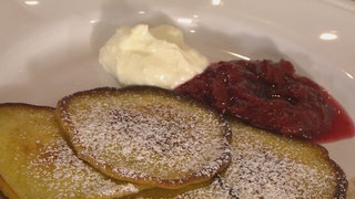 Liwanzen - kleine Pfannkuchen mit Puderzucker bestreut