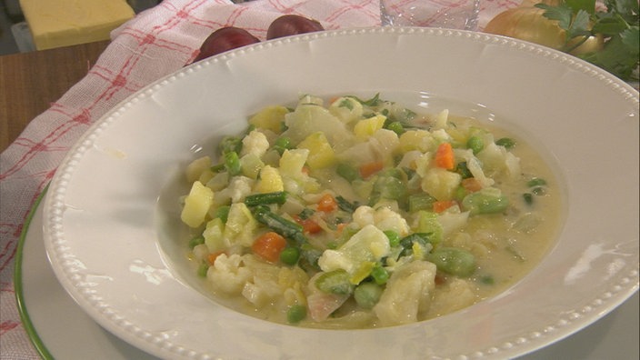 Gemüsesuppe in einem tiefen Teller angerichtet