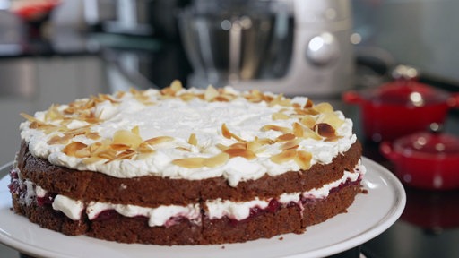 Angerichteter Nuss-Schokoladen-Kuchen verziert mit Mandelspittern 