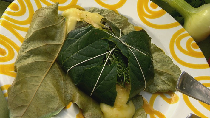 Weinblätter umhüllen geschmolzenen Käse