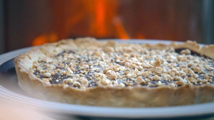 Tarte au chocolat mit Kaminfeuer Hintergrund.