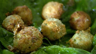 Mehrere runde Falafel fertig angerichtet