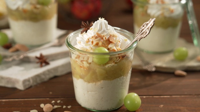 Ein schöner Grießpudding mit Apfel-Trauben-Kompott.