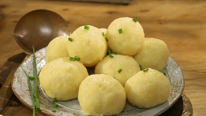 Ein Teller mit Kartoffelknödel