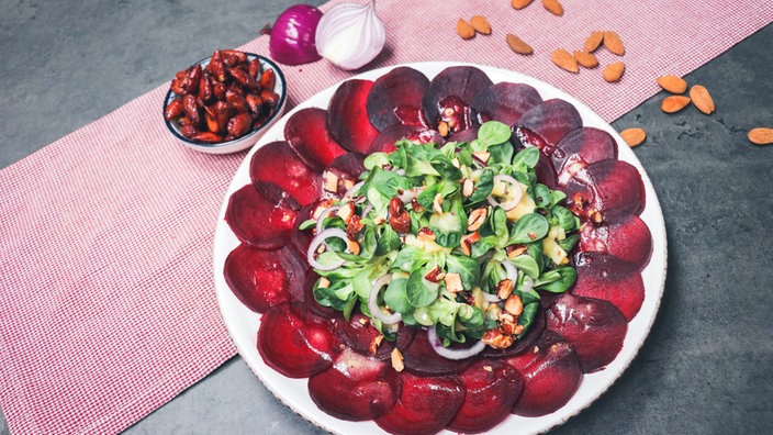 Das Bild zeigt Feldsalat mit Rote-Bete-Carpaccio.