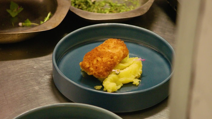 Das Bild zeigt Selbstgemachte Fischstäbchen mit Kartoffelstampf und Remoulade.