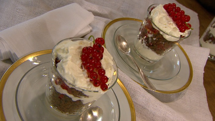 Westfälische Quarkspeise in zwei Dessertgläsern angerichtet