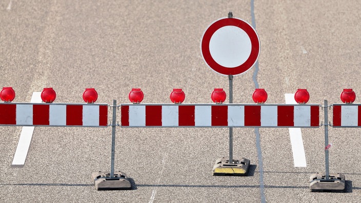 Eine Autobahn ist  mit Warnbaken abgesperrt.