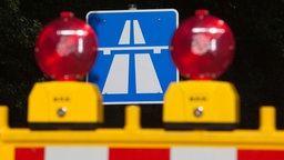 Absperrung vor Autobahnschild