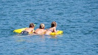 eine kleine Gruppe Schwimmer im Freibad