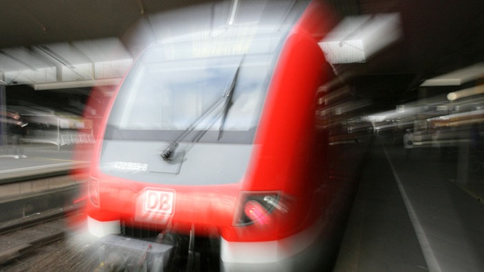 S-Bahn steht im Bahnhof Düsseldorf