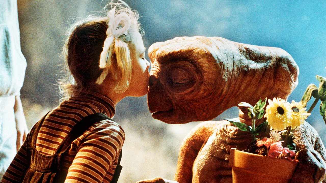 Drew Barrymore küsst E.T.