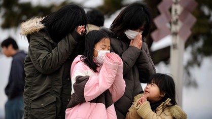 Japanische Frauen Gedenken den Opfern von Fukushima