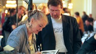 Eva-Maria Hagen gibt Autogramme (ca. 2000)