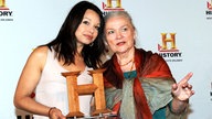 Cosma Shiva Hagen und Eva-Maria Hagen posieren 2010 in Hamburg mit dem History Award für die Presse