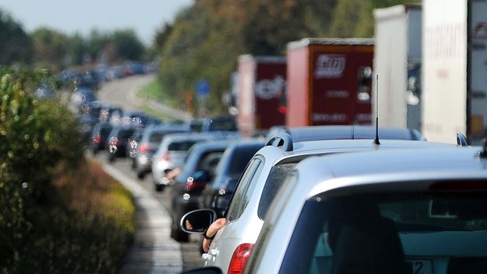 langer Stau auf einer Autobahn