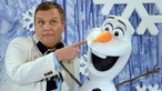 Hape Kerkeling posiert 2013 beim Photocall zum Animationsfilm "Die Eiskönigin - völlig unverfroren" mit Schneemann Olaf