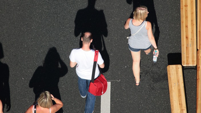 Menschen auf der A40