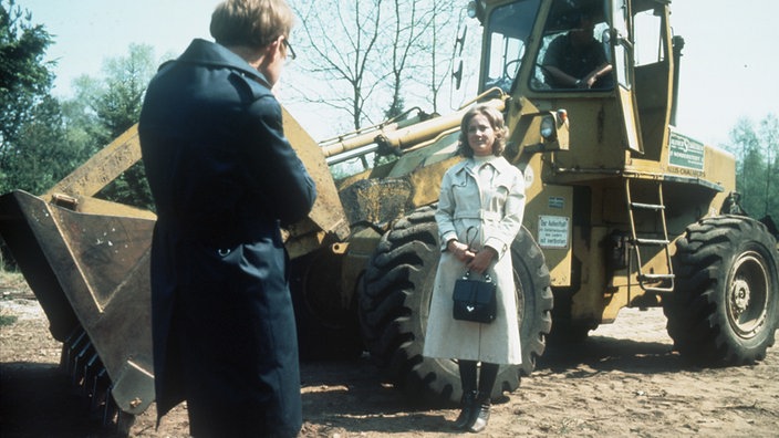 Die Semmelings (Antje Hagen als Trude und Fritz Lichtenhahn als Bruno) machen ein Foto vor einem Bagger in der ersten Folge des NDR-Mehrteilers "Einmal im Leben"