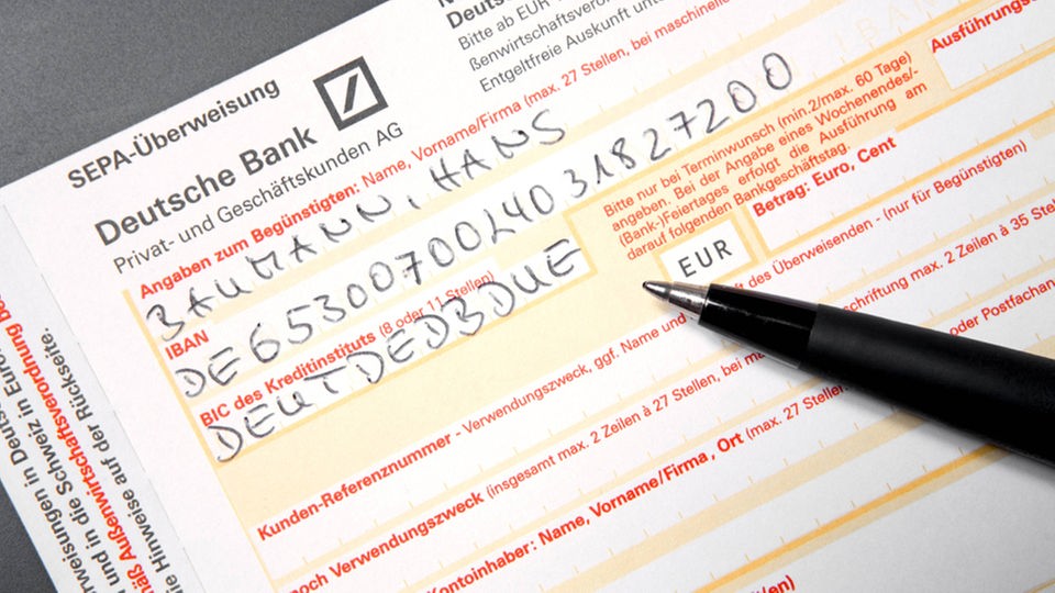 Stift liegt auf Formular für Banküberweisung