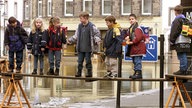 Auf dem Nachhauseweg müssen diese Schulkinder in Koblenzer Stadtteil Ehrenbreitstein im Februar über Stege laufen, 1999